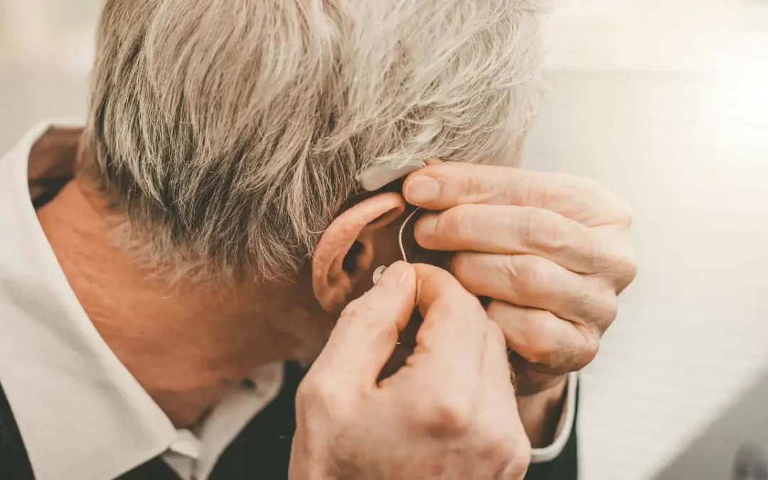 Aparelhos auditivos podem aumentar longevidade, diz estudo – Entenda!