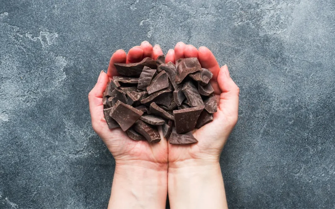 Chocolate amargo pode ajudar a eliminar hábito de fumantes, diz estudo