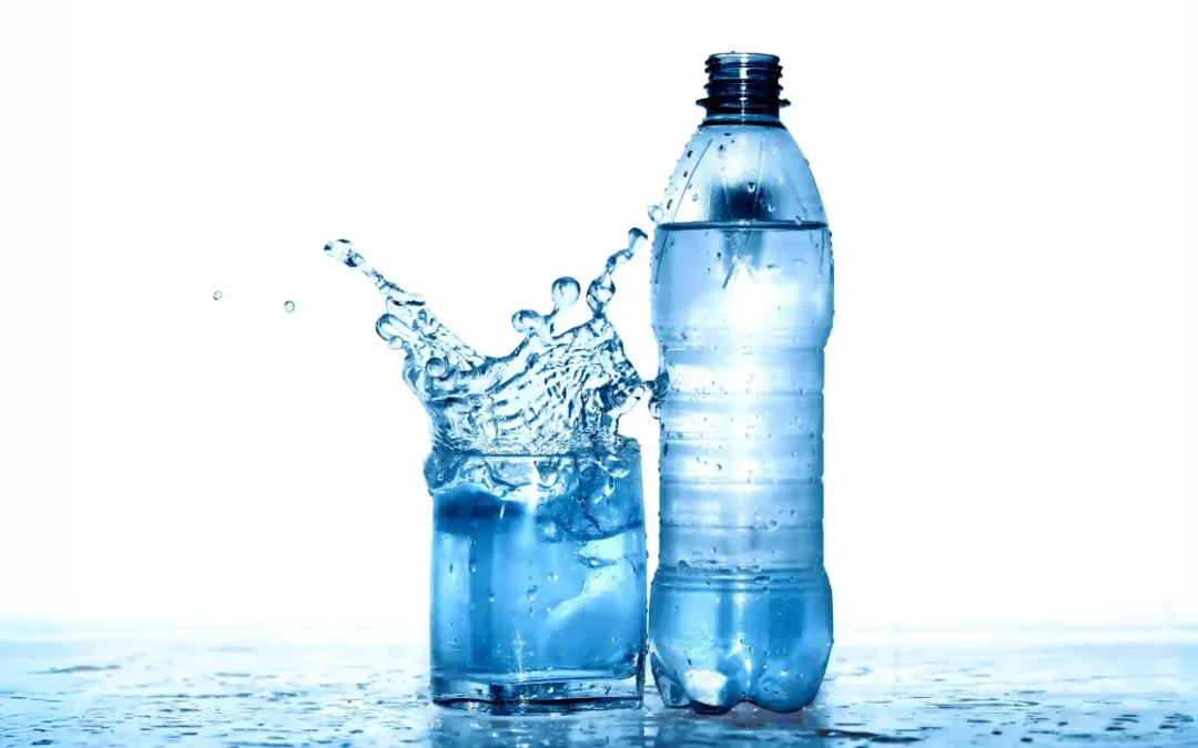 Estudo mostra perigo alarmante de água de garrafa – Entenda a preocupação!