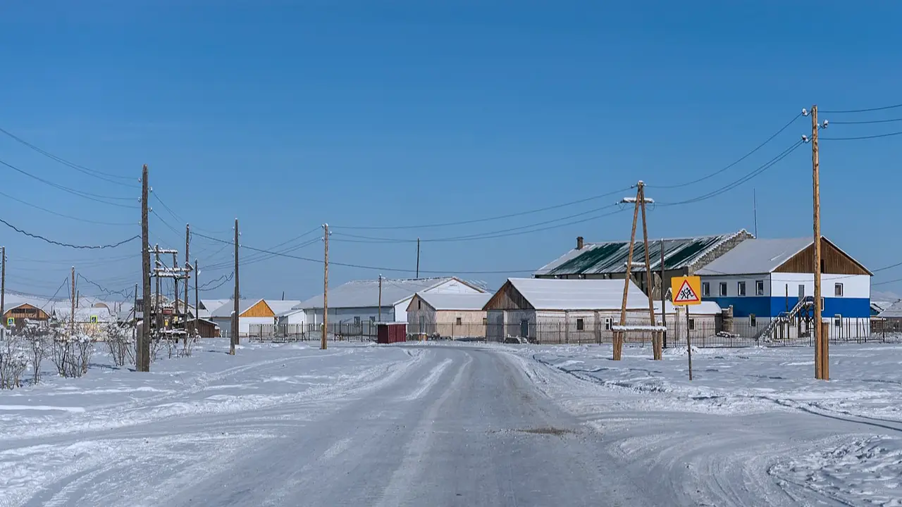 Oymyakon, na Sibéria, o lugar permanentemente habitado mais frio do mundo, em meio a neve