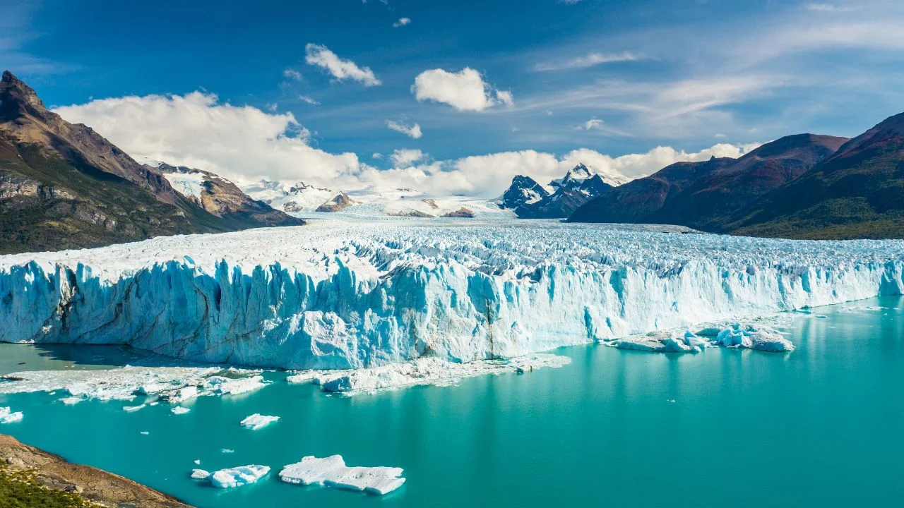 Patagônia sofre com mudanças climáticas que vem derretendo as geleiras de maneira acelerada. 