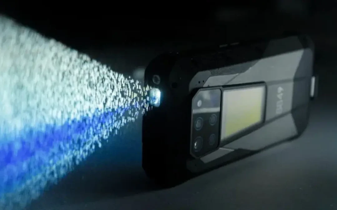 Este smartphone ultrarresistente tem bateria de 48h e projetor de cinema
