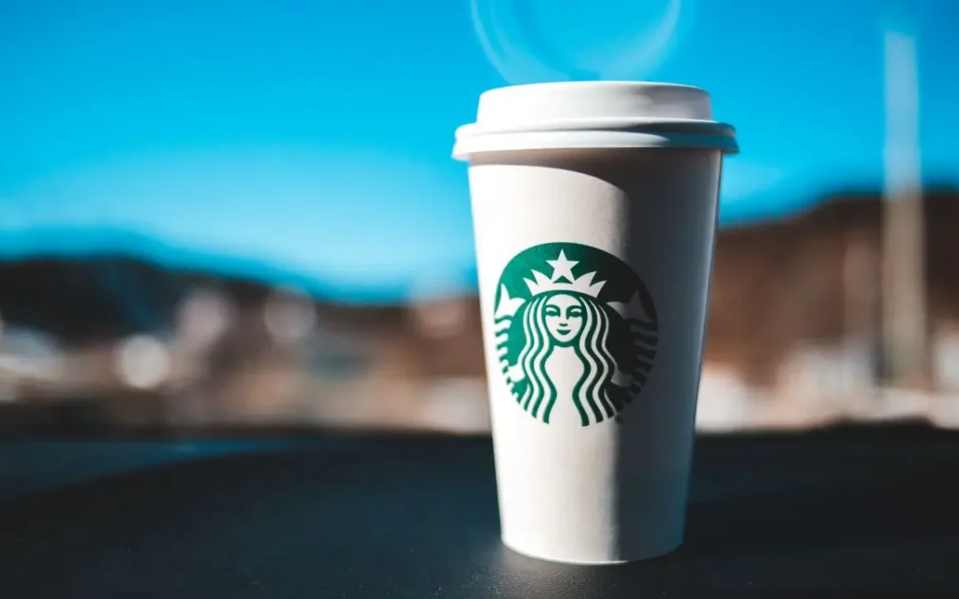 Canecas da Starbucks são retiradas do mercado por riscos de segurança; entenda o caso!