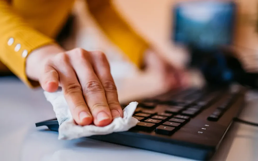 Você limpa o teclado do laptop regularmente? Aprenda como higienizá-lo!