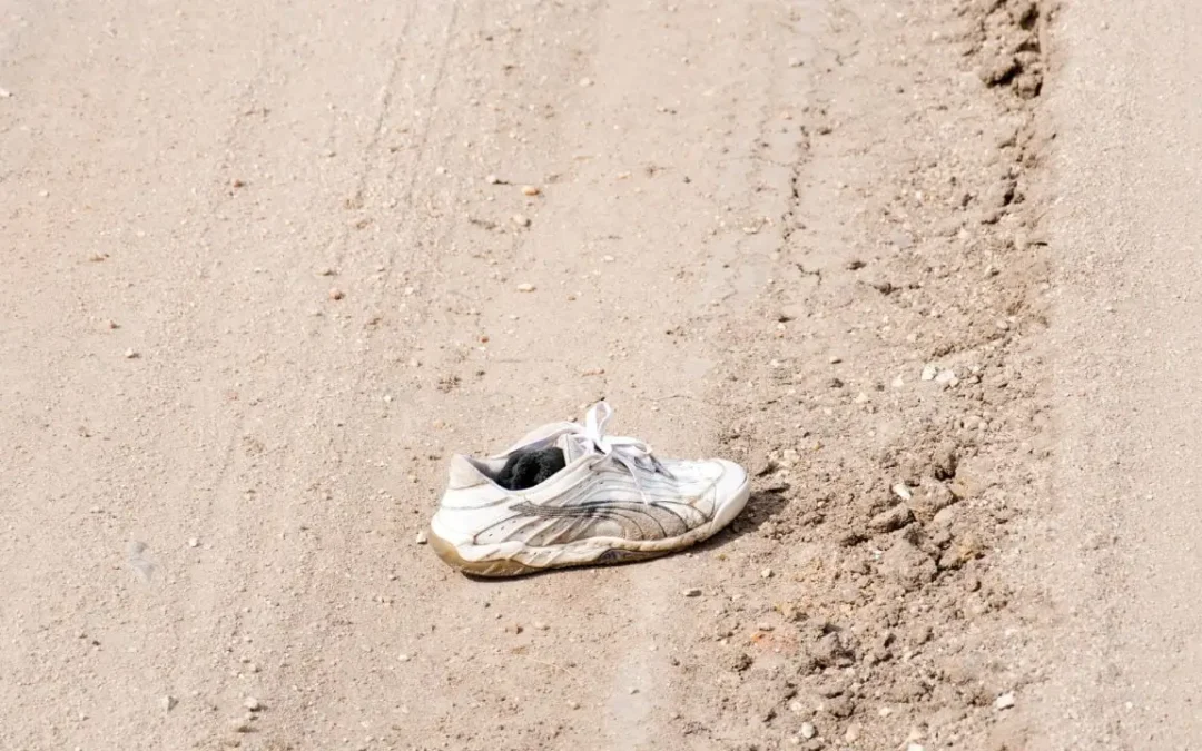 Por que geralmente encontramos apenas um pé de sapato na rua?