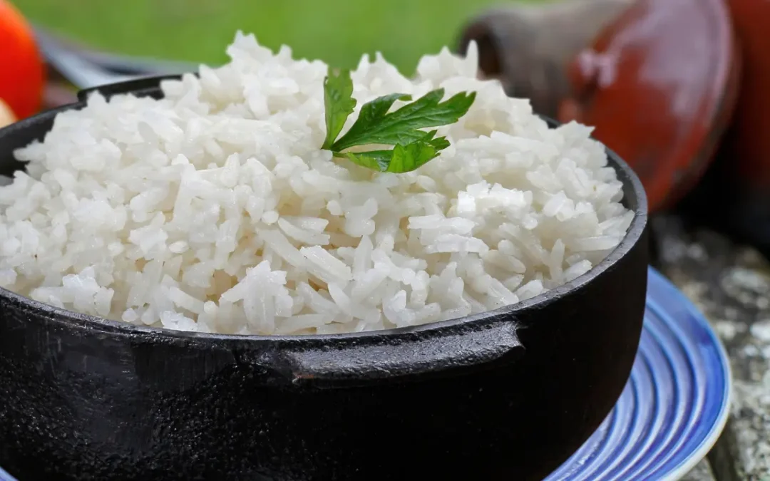 É seguro guardar as sobras do arroz? Veja como evitar problemas!