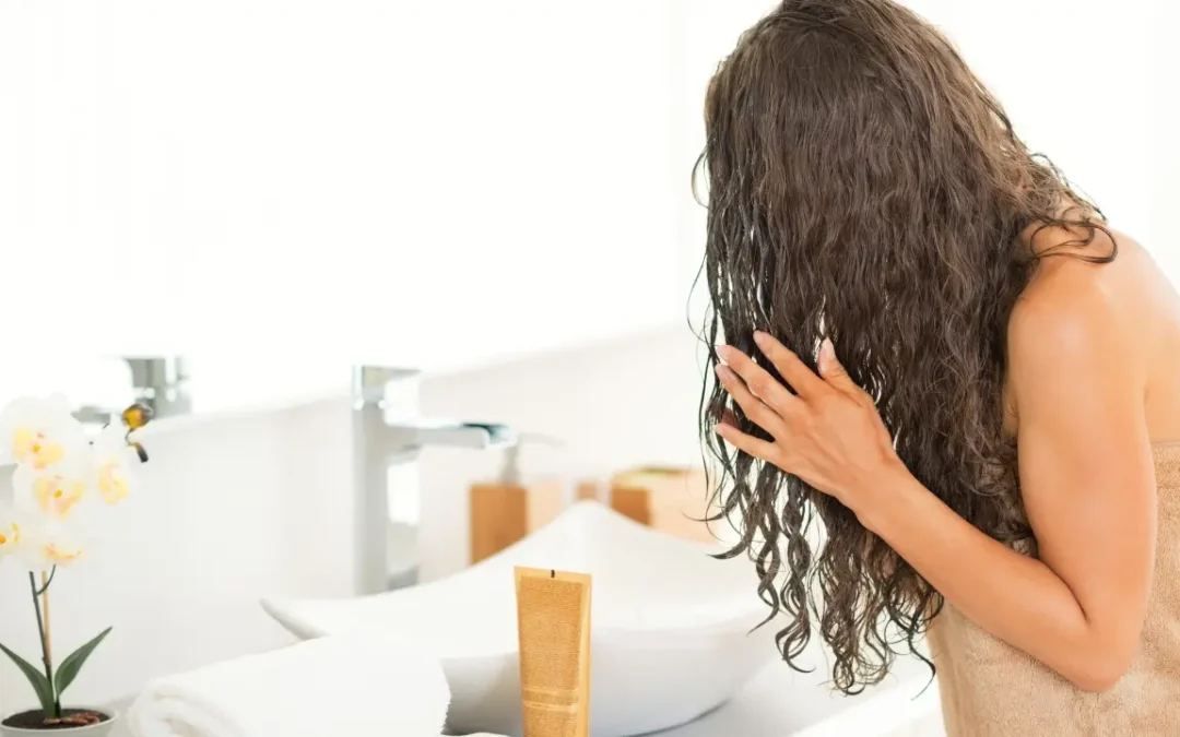 Dormir com o cabelo molhado faz mal? Mitos e verdades