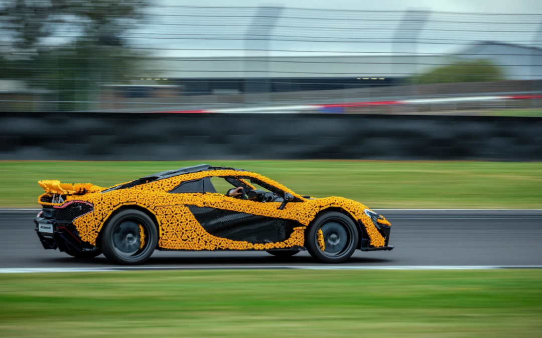 Réplica da McLaren P1 feita de LEGO roda no Circuito de Silverstone