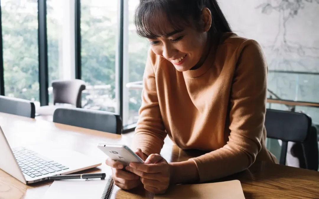 Estudo mostra novo uso para Slack e WhatsApp no trabalho e seu efeito positivo!