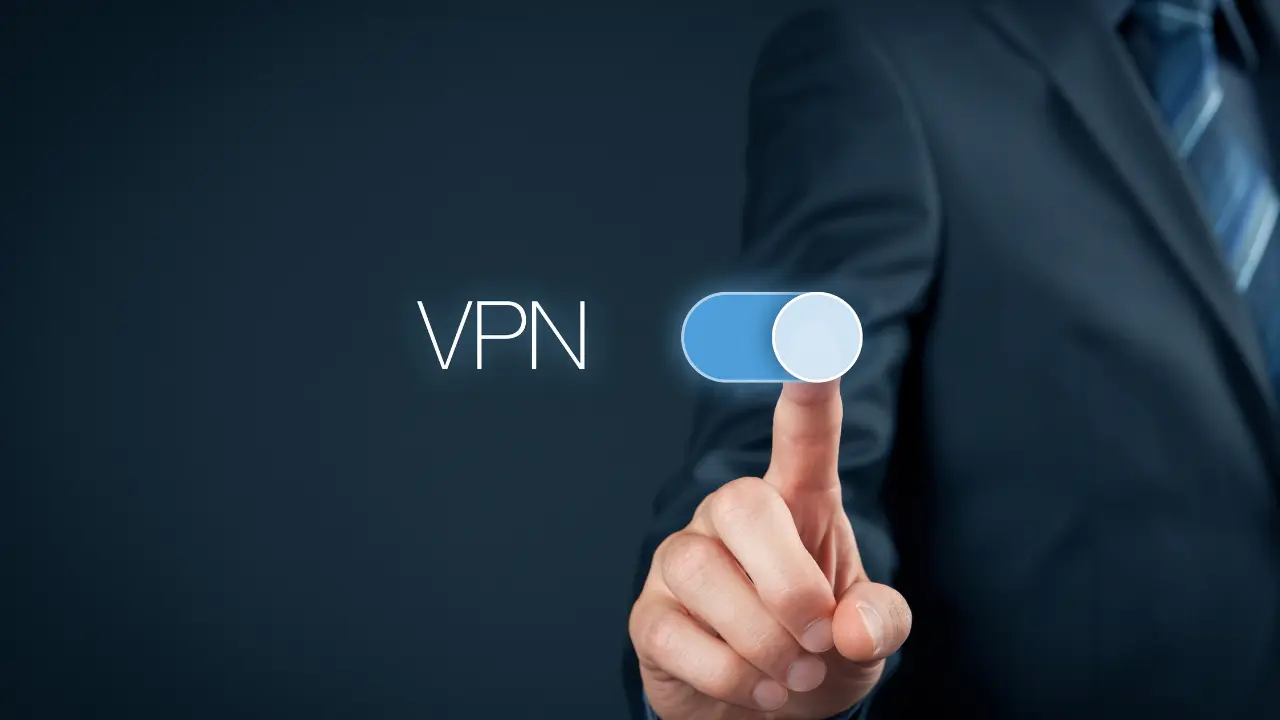 Pessoa vestida formalmente ativando uma VPN em uma interface digital, representada por um botão deslizante, simbolizando a ativação da rede privada virtual (VPN).