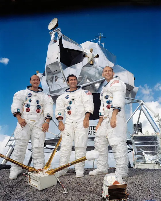 Tripulação da Apollo 12. Da esquerda para a direita estão Charles Conrad Jr., Richard F. Gordon Jr. e Alan L. Bean.