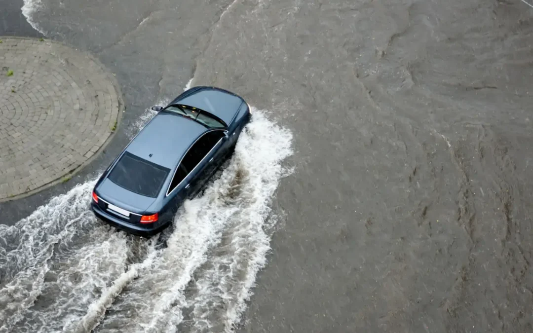 Carros elétricos podem enfrentar água de enchentes? Até qual altura?