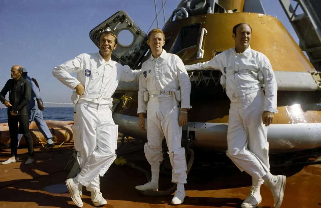 Tripulação da Apollo 14. Da esquerda para a direita estão os astronautas Alan B. Shepard Jr., Stuart A. Roosa e Edgar D. Mitchell