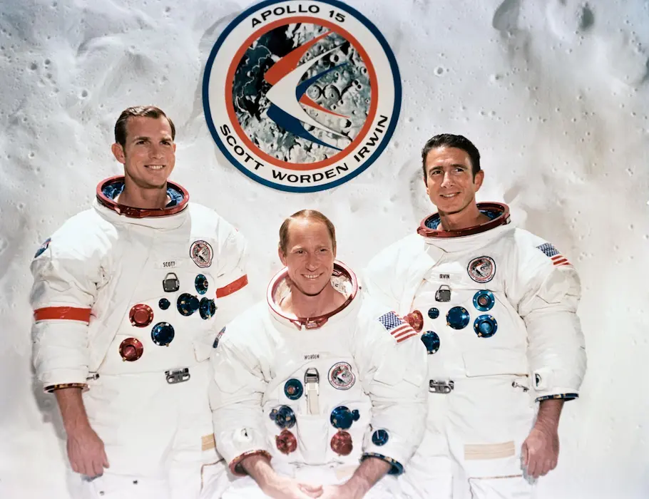 Tripulação da missão Apollo 15. Da esquerda para a direita estão David R. Scott, Alfred M. Worden e James B. Irwin