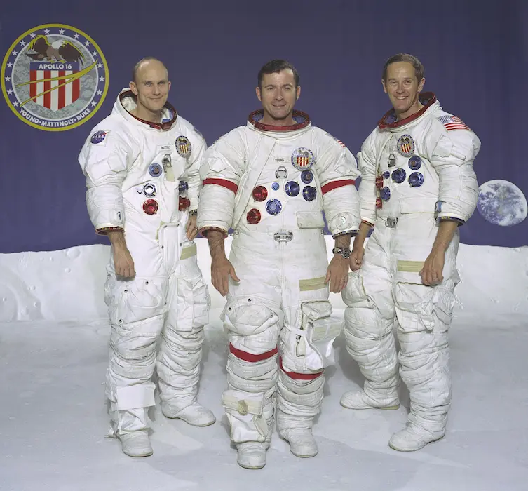 Tripulação da missão Apollo 16. Da esquerda para a direita estão Thomas K. Mattingly II, John W. Young, e Charles M. Duke Jr.